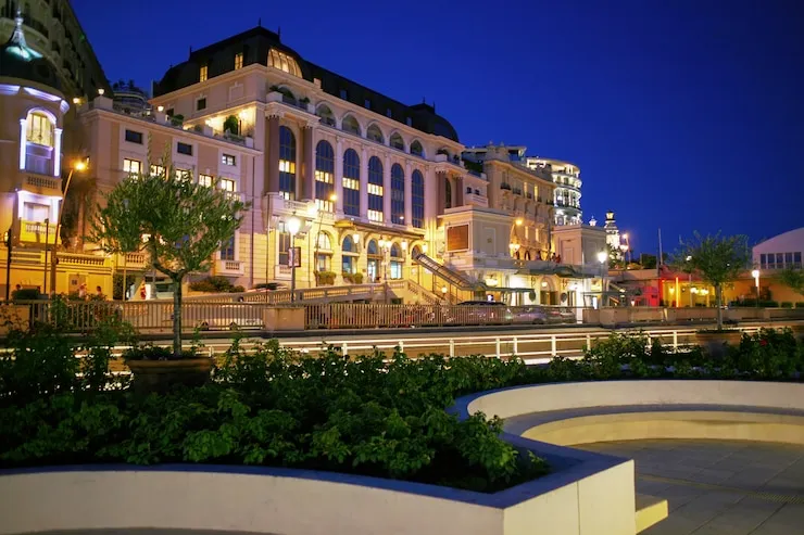 Hotel booking services in Delhi for luxury and budget stays