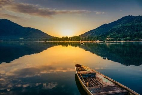 Sunrise Shikara ride on Dal Lake Srinagar featured in the Complete Srinagar Travel Guide and Srinagar Tour Planner
