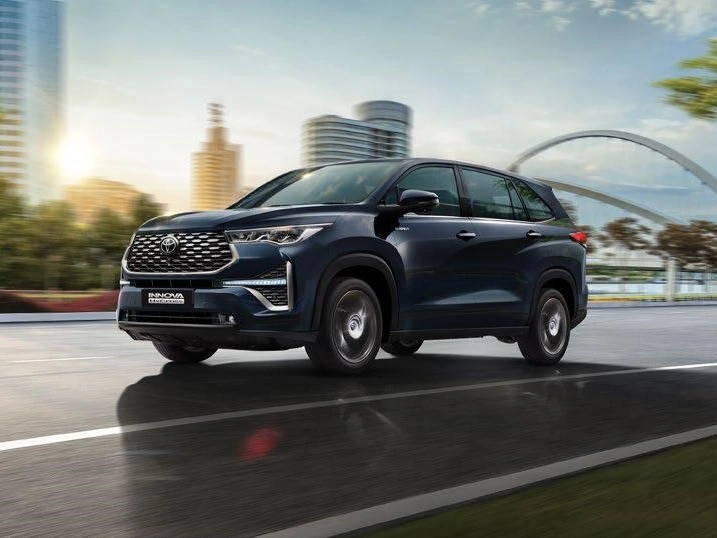Premium corporate fleet including Innova Crysta and Mercedes cars for monthly rental in Delhi NCR